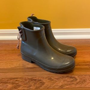 Sperry chelsea boots size 7! -but they fit more like a 7.5